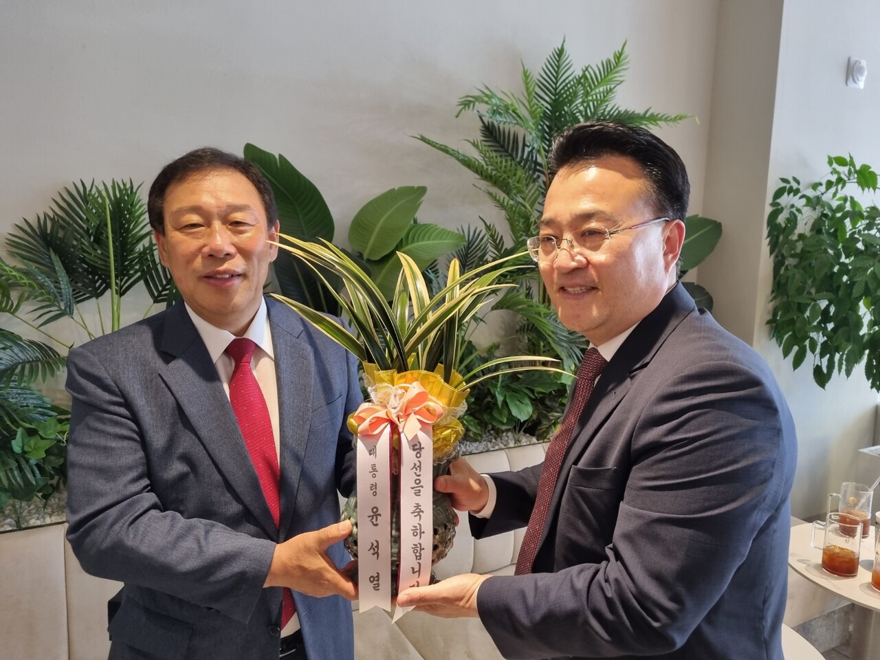 왼쪽부터 최민호 세종시장 당선인, 서승우 대통령 정무수석실 자치행정비서관. 최 당선인과 서 정무수석이 윤 대통령의 난을 들고 포즈를 취하고 있다. 캠프 제공.