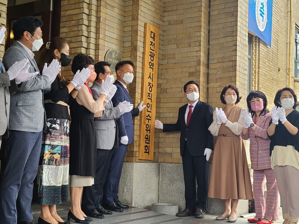 이장우 대전시장 당선인(현판 오른쪽)과 인수위원들이 7일 인수위 출범에 맞춰 기념촬영하고 있다. 한지혜 기자.