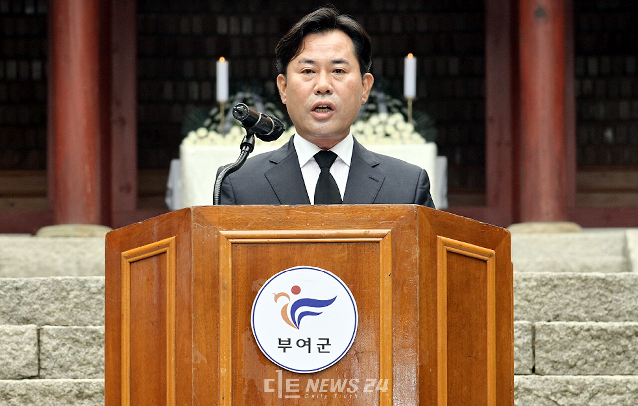 부여군 역사상 첫 진보정당 재선 군수에 이름을 올린 박정현 당선인. 사진: 업무에 복귀한 박 군수가 지난 6일 현충일 추념식에서 추도사를 하고 있는 모습. 부여군 제공. 