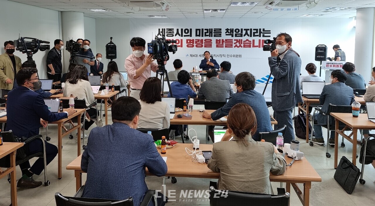 최민호 당선인은 이날 오전 10시 20분부터 약 30분간 기자 간담회를 가졌다. 이희택 기자. 