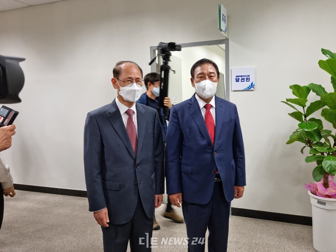 최민호 당선인(우측)과 서만철 인수위원장(좌측)이 인수위 사무실을 둘러보고 있다. 이희택 기자. 