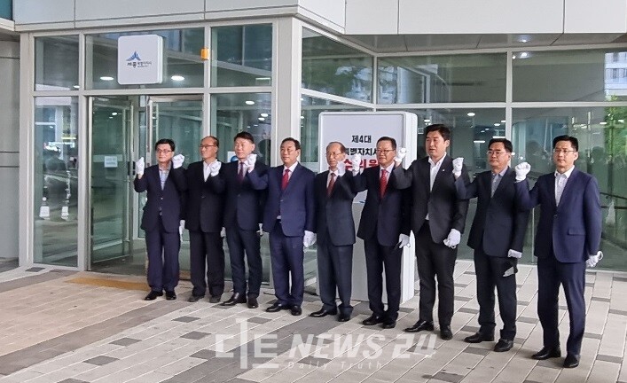 최민호 당선인의 원활한 취임을 도울 '인수위' 윤곽이 보다 구체화되고 있다. 이날 오전 10시 어진동 복컴에서 진행된 인수위 현판식 모습. 최민호 당선인과 서만철 위원장, 류임철 행정부시장, 김성기 기획조정실장 등이 자리에 함께 하고 있다. 이희택 기자. 