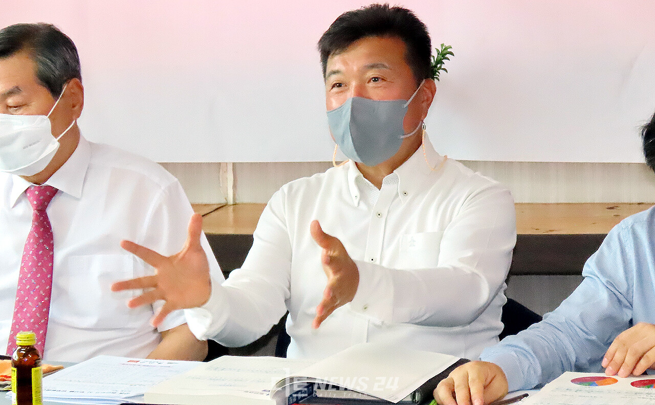 최재구 예산군수 당선인이 13일 기획담당관실 업무보고 자리에서 "지역 출신의 쟁쟁한 인적 자원이 많다"며 적극적인 인적 네트워크 활용을 주문했다. 안성원 기자.