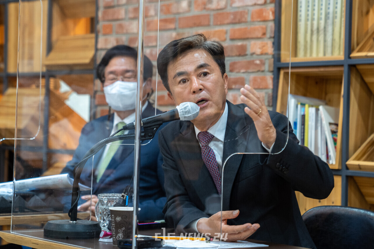 김태흠 충남지사 당선인이 13일 도청 프레스센터에서 기자회견을 열어 ‘충남소외론 해소’를 도정 주요정책에 반영하겠다는 의지를 내비쳤다. 황재돈 기자.