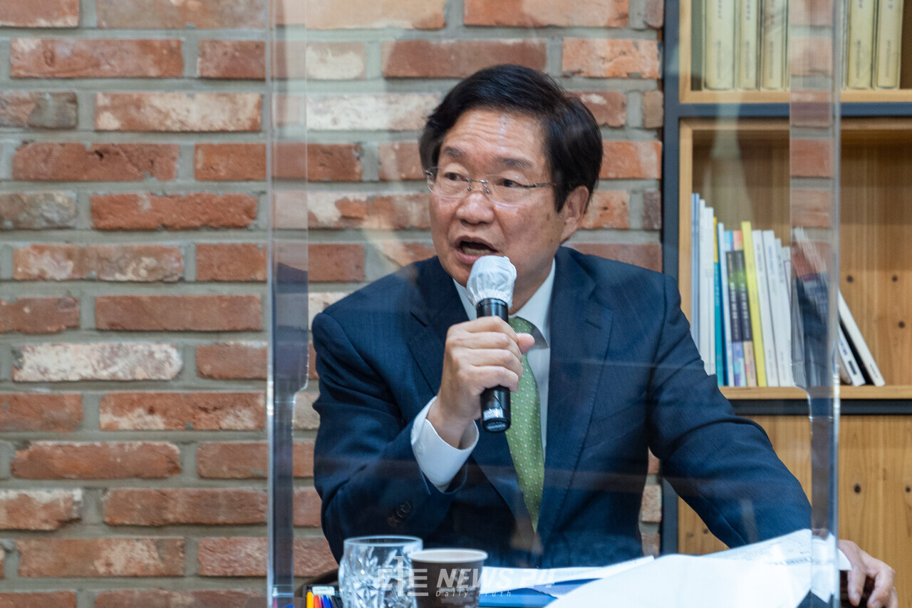 김영석 충남지사직 인수위원장이 13일 도청 프레스센터서 기자회견을 열어 향후 인수위 일정을 공개했다. 황재돈 기자.