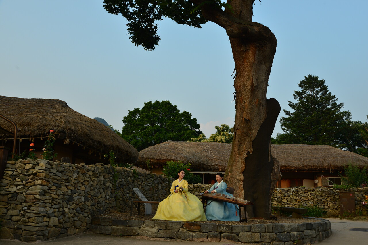 외암민속마을 느티나무 국악 버스킹 모습. 아산시 제공.
