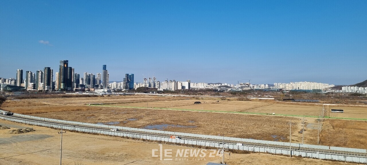 금강 보행교에서 바라본 중앙녹지공간 앞 국지도 96호선. 시민사회는 앞으로 이 도로의 활용성에 주목하고 있다. 자료사진. 