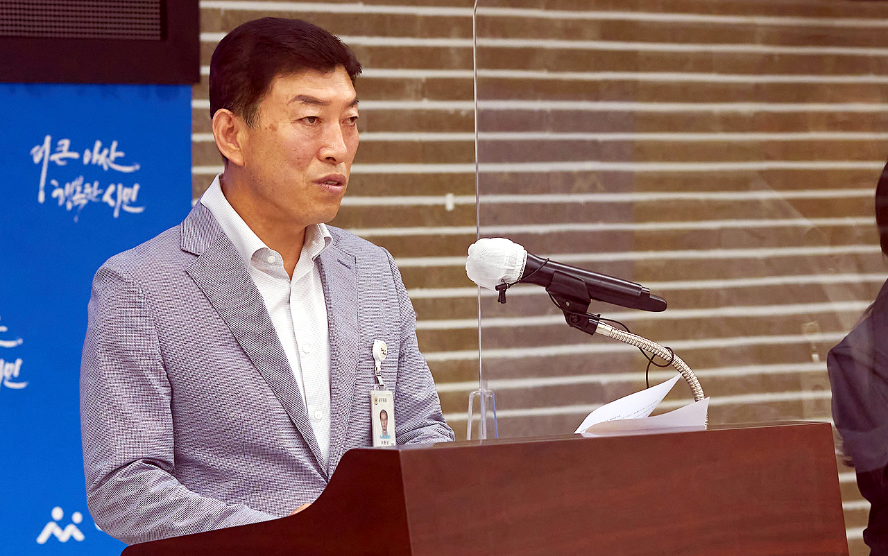 김효석 건설교통국장이 21일 시정 브리핑을 통해 공영주차장 조성 계획을 설명하고 있다. 