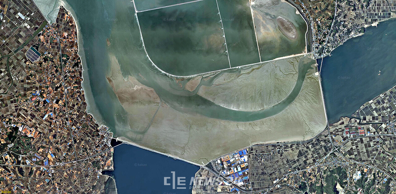 충남 아산시가 민선8기 박경귀 아산시장 당선인의 핵심 공약 중 하나인 ‘아산 국제 무역항(이하 아산항)’ 건설에 집중할 계획이다. 아산만권 항공사진 모습.(사진상 우측 하단이 아산시) 