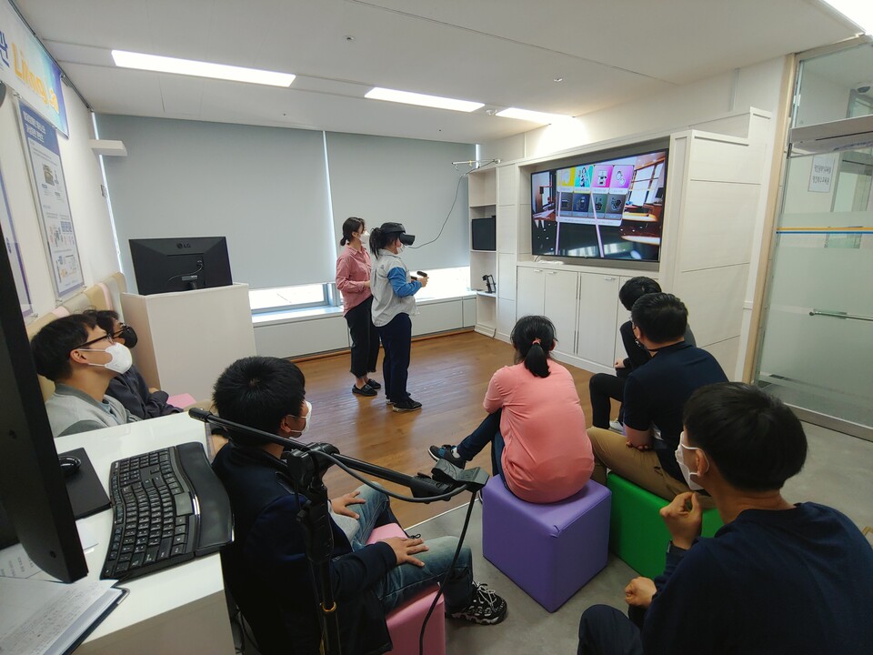 대전발달장애인훈련센터에서 훈련생이 VR 바리스타 직업훈련을 진행하고 있는 모습.