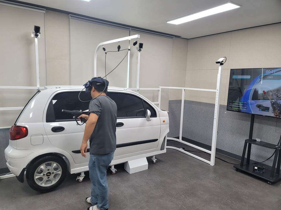 서울남부발달장애인훈련센터에서 훈련생이 VR 스팀세차 직업훈련을 진행하고 있는 모습.
