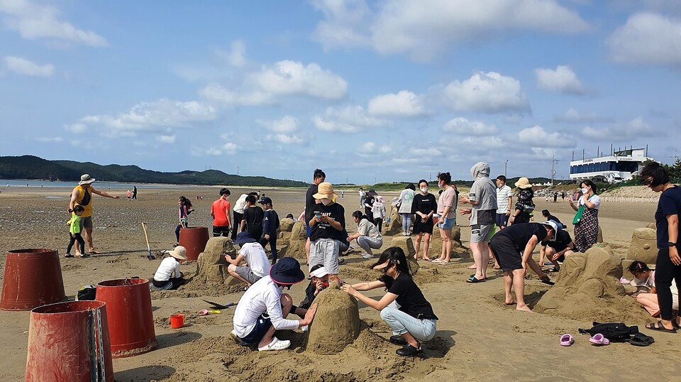 지난 18일 열린 신두리 해수욕장모래조각 체험교실. 태안군 제공.