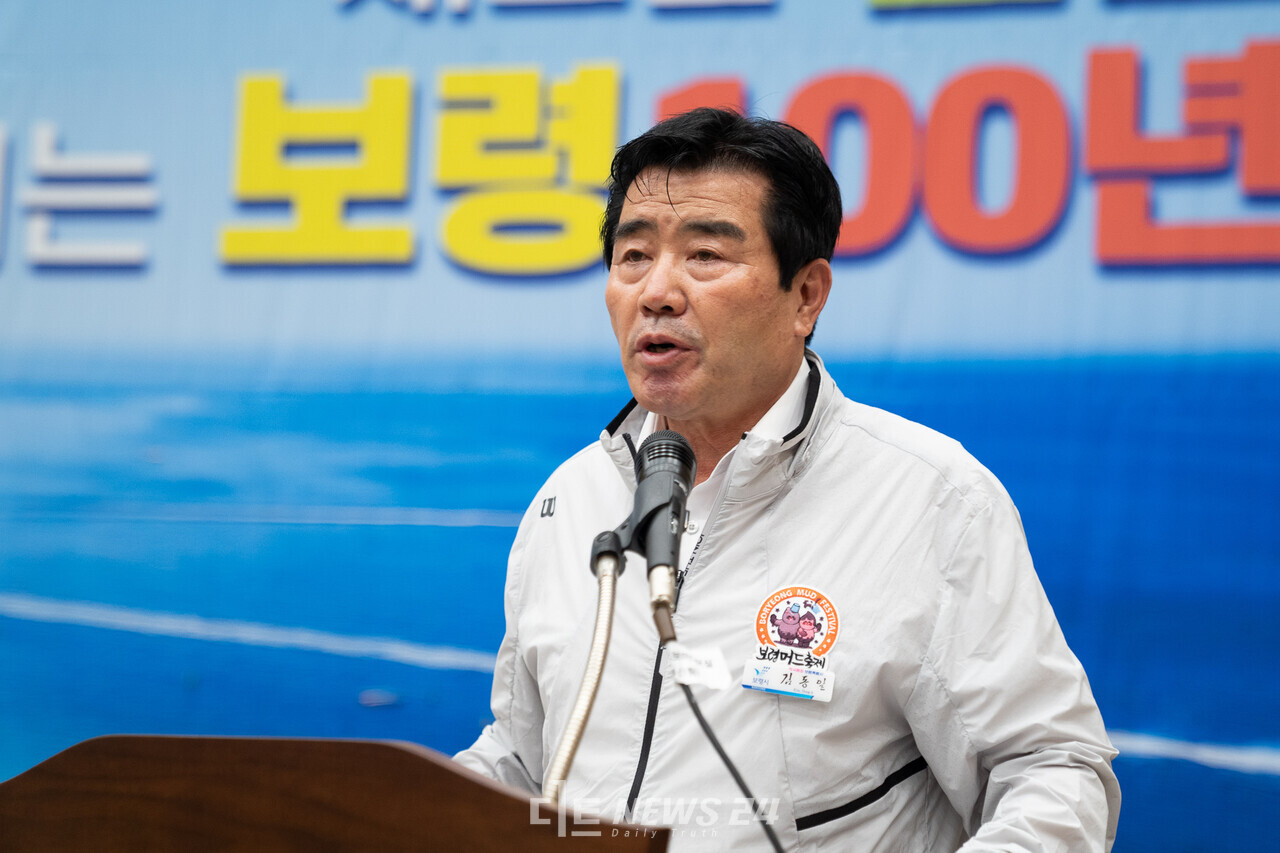김동일 보령시장이 28일 보령머드테마파크에서 민선8기 출범 기자회견를 갖고 있다. 황재돈 기자. 