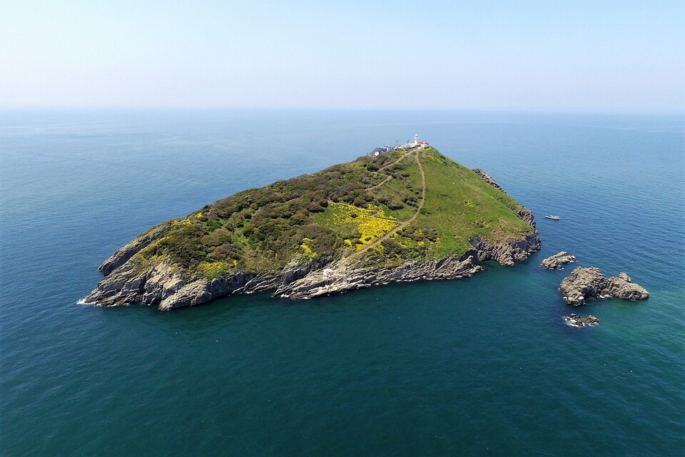 ‘서해의 독도’로 알려진 격열비열도가 국가관리 연안항으로 지정됐다. 태안군 제공.