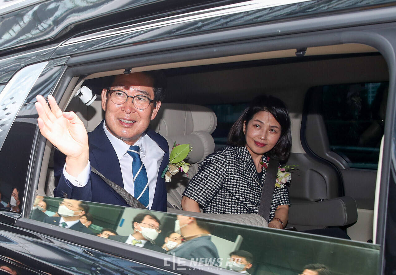 양승조 충남지사가 30일 도청 문예회관에서 퇴임식을 갖고 직원들의 박수를 받으며 도청을 떠나고 있다. 황재돈 기자. 