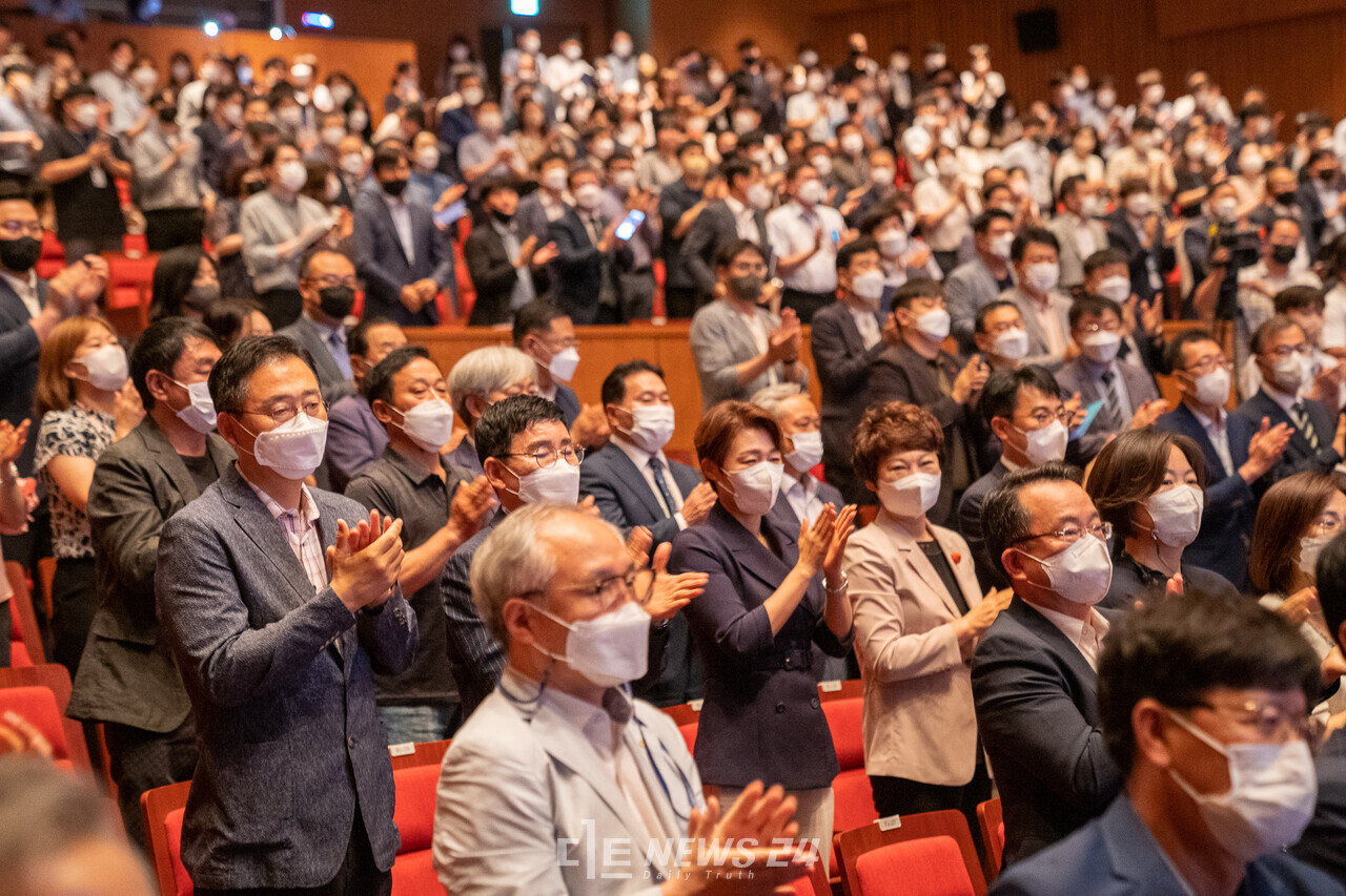 양승조 충남지사 퇴임식 참석자들이 기립박수를 보내고 있다. 황재돈 기자. 