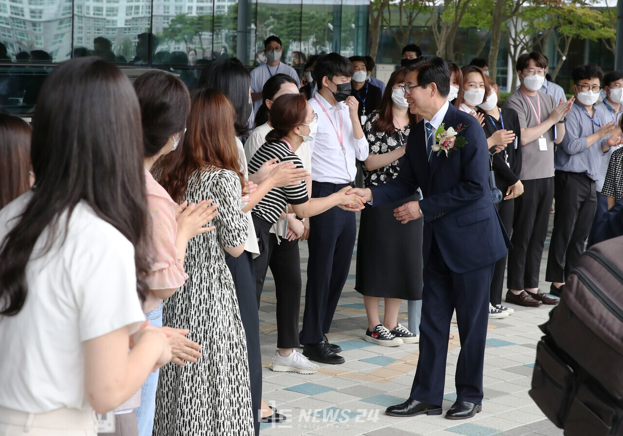 충남도청 공직자들이 도청 본관 1층서 양승조 충남지사의 마지막 길을 배웅하고 있다. 황재돈 기자. 