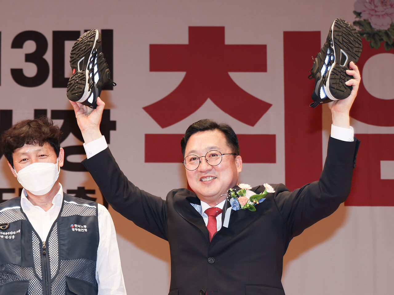 이장우 대전시장이 1일 열린 취임식에서 직원들이 선물한 신발을 들어보이고 있다. 대전시 제공.