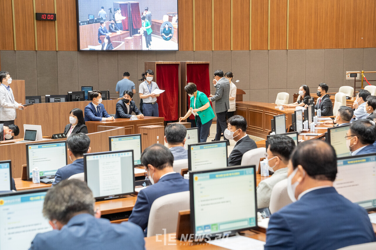 12대 충남도의회가 진통 끝에 원구성 협상을 마무리 짖고 전반기 의장에 4선 조길연 의원, 부의장에는 김복만·홍성현 의원을 각각 선출했다. 황재돈 기자. 