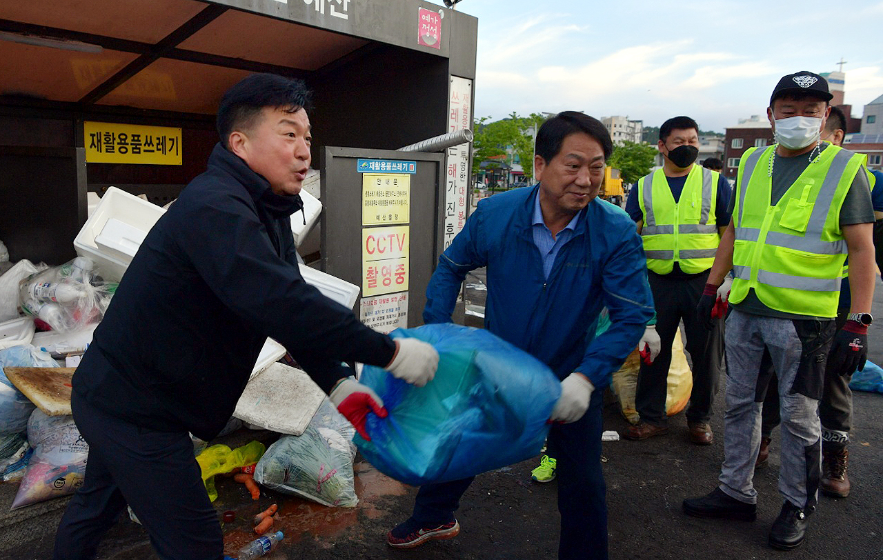 1일 이른 새벽 첫 일정으로 환경미화원과 청소를 하고 있는 최 군수.