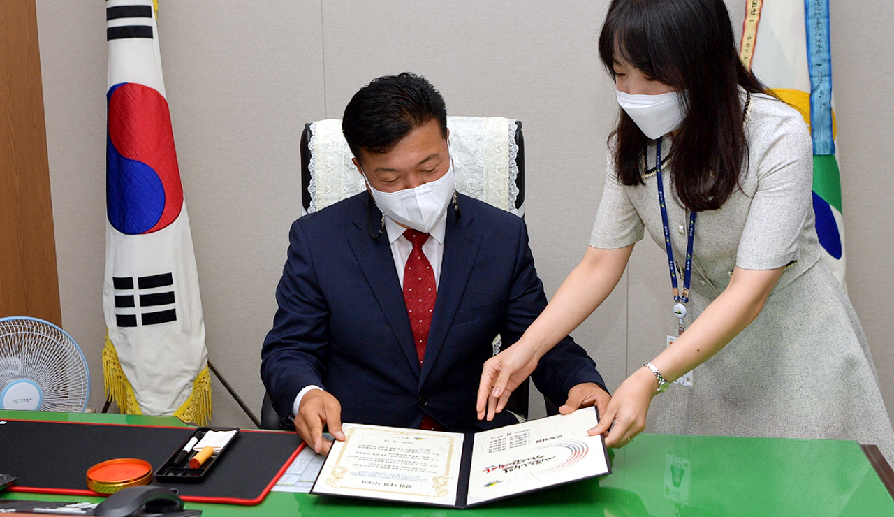 최 군수는 첫 결재로 ‘청렴 실천 다짐 서약’에 서명했다.