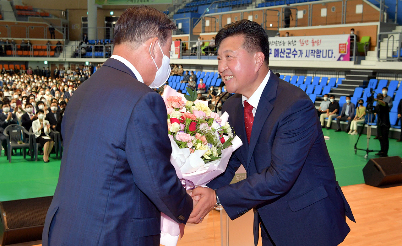 황선봉 민선7기 예산군수로부터 축하의 꽃다발을 받고 있는 최 군수.