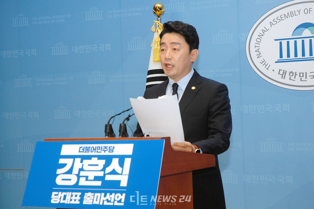 강 의원은 “대선 책임론에서 저 역시 자유롭지 않다”며 “이제 부끄러움과 반성의 시간을 끝내고, 혁신과 미래의 시간을 만들어야 할 때이다. 이것이 제가 당 대표에 출마하겠다고 결심한 이유”라고 밝혔다. 류재민 기자.