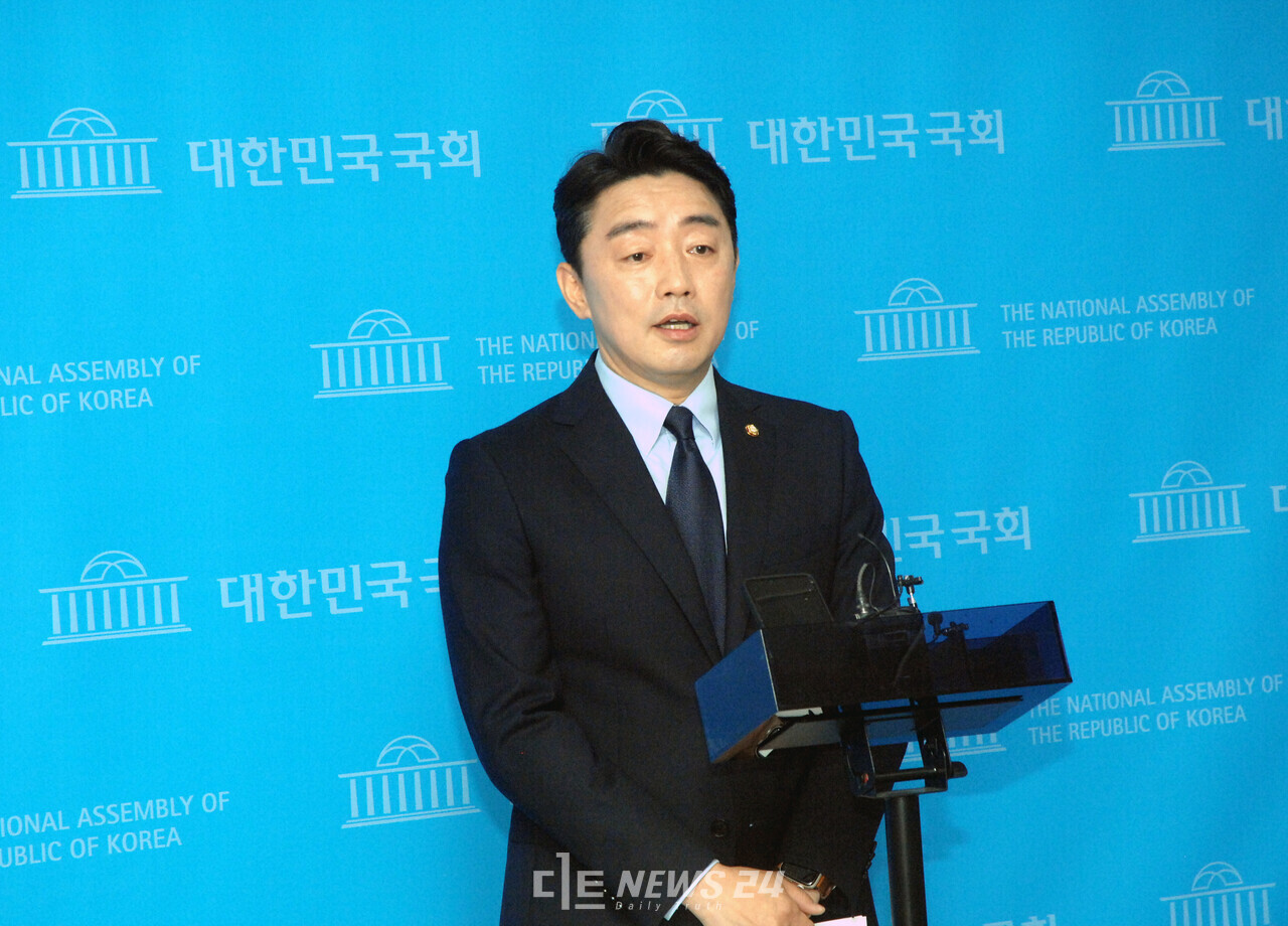 강 의원은 지역의 미래를 어떻게 열어갈지 생각하고 있는 구상이 있느냐는 디트뉴스 질문에  “지역 균형발전은 노무현 대통령 때부터 이어져 온 좋은 유산이라 향후 확대할 것이고, 그 외에도 많은 이야기를 말씀드릴 기회가 있을 것”이라고 밝혔다. 류재민 기자.