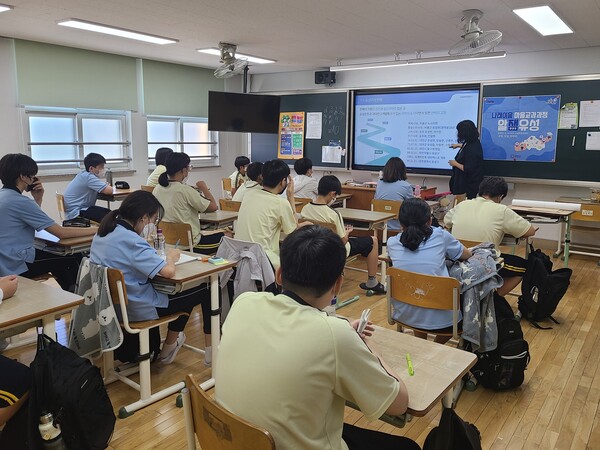 진잠중학교 학생들이 ‘알잼유성’수업에 참여하고 있다. 대전 유성구 제공