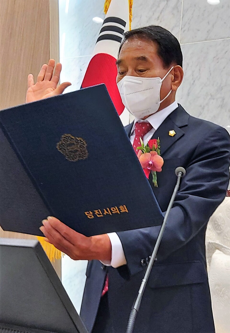 4대 당진시의회 전반기 의장으로 선출된 김덕주 의원이 의원선서를 하고 있다. 최종암 기자.