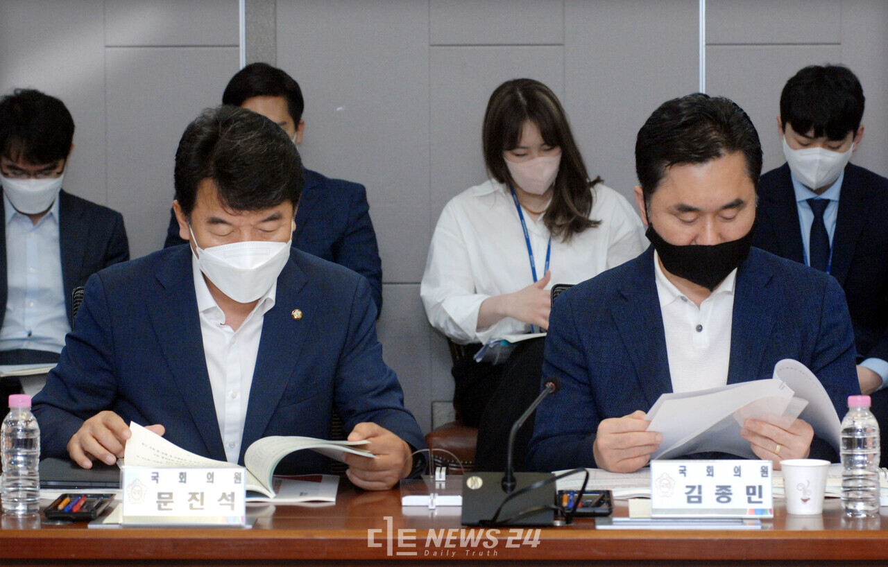 차기 충남도당위원장으로 거론되는 문진석 의원(왼쪽)과 김종민 의원(오른쪽)이 5일 국회에서 열린 충남도 정책설명회에 참석해 나란히 앉아 있다. 류재민 기자.