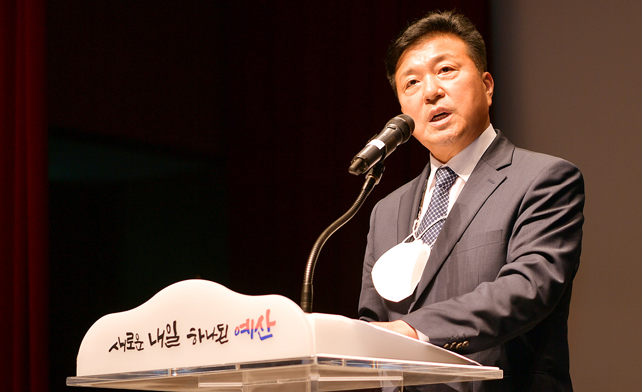 최재구 예산군수가 7월 월례모임에서 ‘공존과 소통하는 군정’을 강조했다. 예산군 제공.