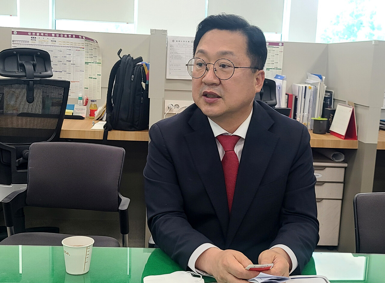 이장우 대전시장이 6일 오후 기자실을 찾아 윤석열 대통령에게 건의한 지역 현안 사업을 설명하고 있다. 한지혜 기자.