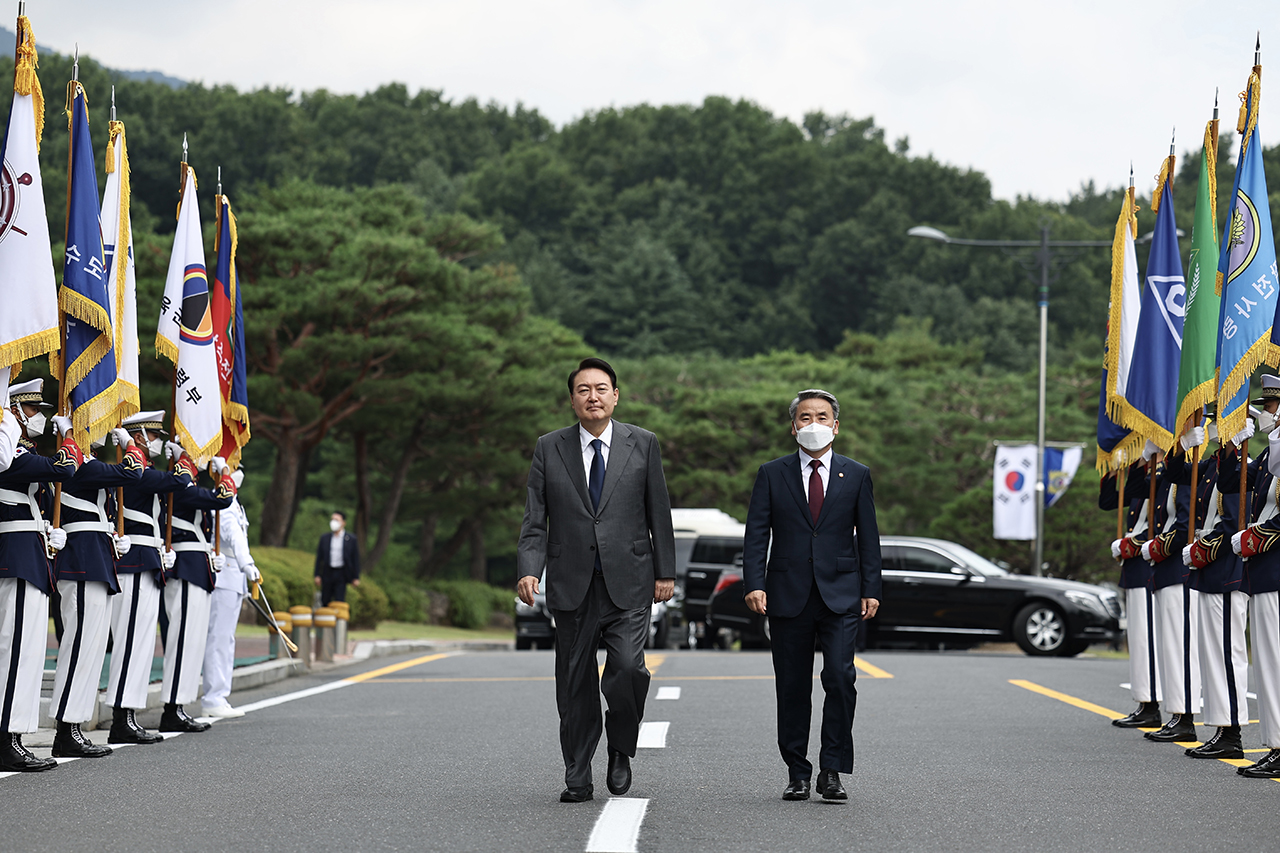 윤석열 대통령이 6일 오전 충남 계룡대에서 취임 후 첫 ‘전군 주요 지휘관 회의’를 주재하기 위해 입장하고 있다. 역대 대통령 중 3군 본부가 위치한 계룡대에서 지휘관 회의를 연 건 윤 대통령이 처음이라는 점에서 이례적이다. 대통령실 제공.