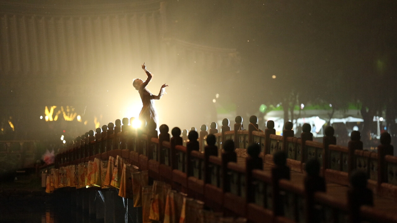 충남 부여군의 실경 수상뮤지컬 ‘궁남지 판타지’가 14일부터 17일까지 열리는 제20회 부여서동연꽃축제 기간에  첫선을 보인다.