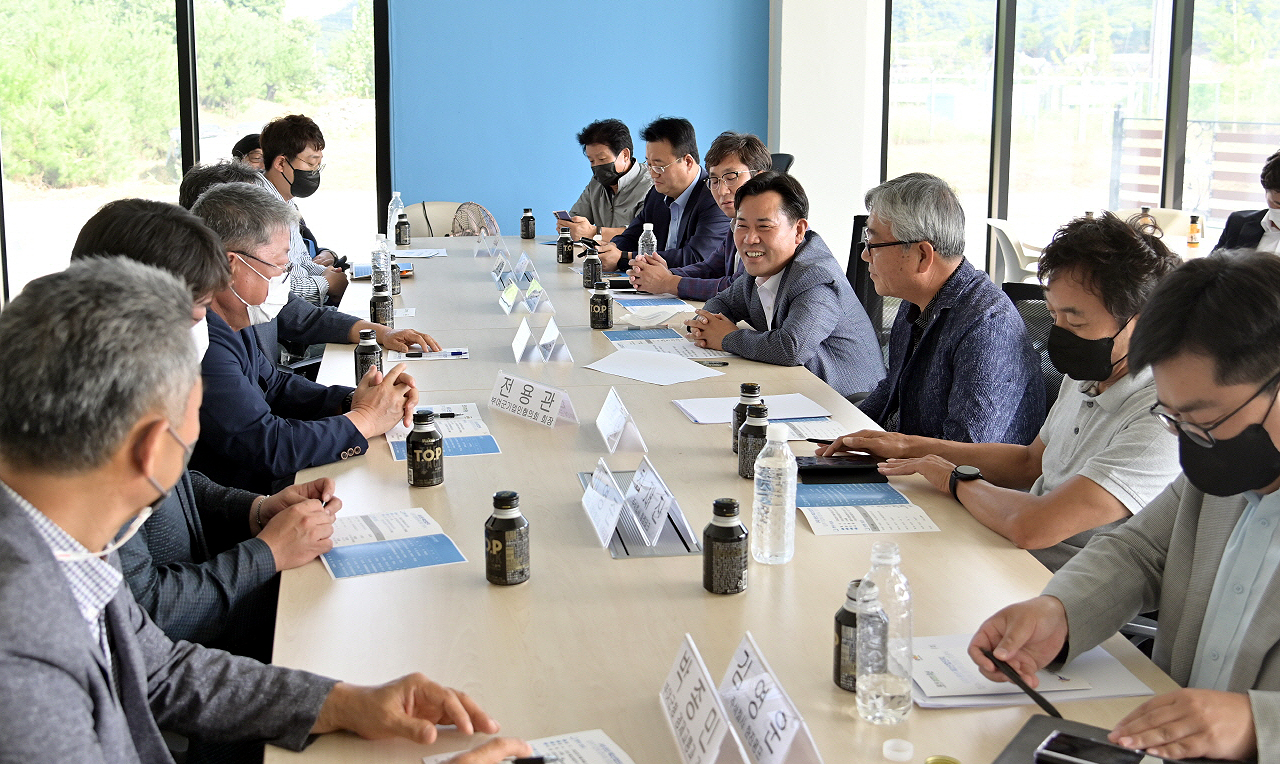 부여군 은산2산업단지 입주기업협의회 회원들과 창립총회에 참석한 박정현 군수(오른쪽 가운데)가 담소를 나누는 모습. 부여군 제공.