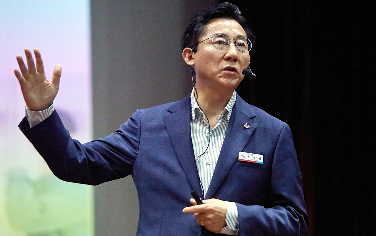 11일 ‘민선8기 아산시정 비전 및 운영 방향 특강’ 강연 중인 박경귀 아산시장. 그는 이 자리에서  “문화·예술 사업으로 승부를 보겠다”고 선언하며 대표사업으로 '신정호 아트밸리'를 내세웠다.