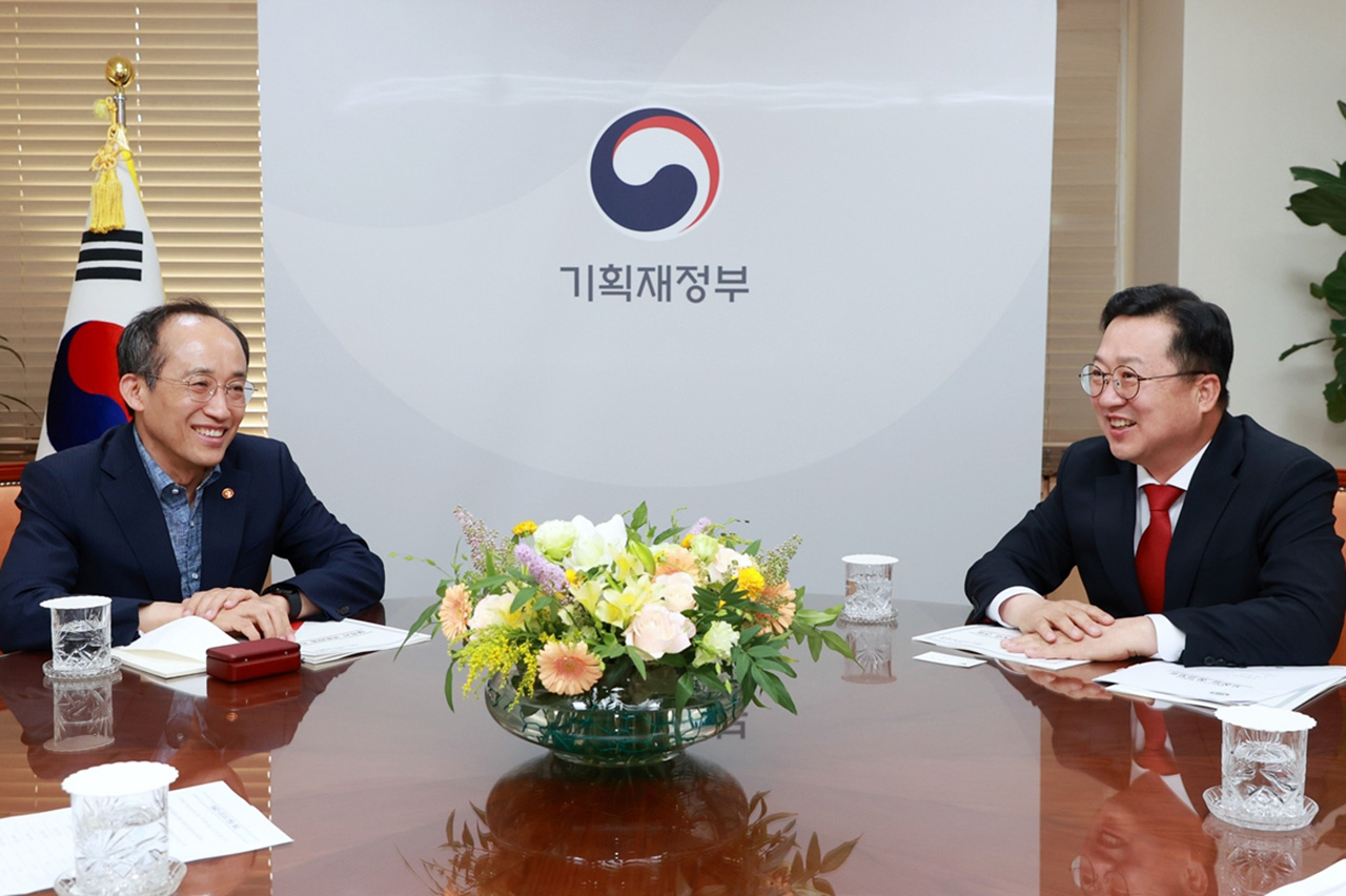 이장우 대전시장(오른쪽)이 지난 9일 정부서울청사에서 추경호 경제부총리를 만나 시 핵심 사업의 국비 확보를 건의하고 있다. 대전시 제공.