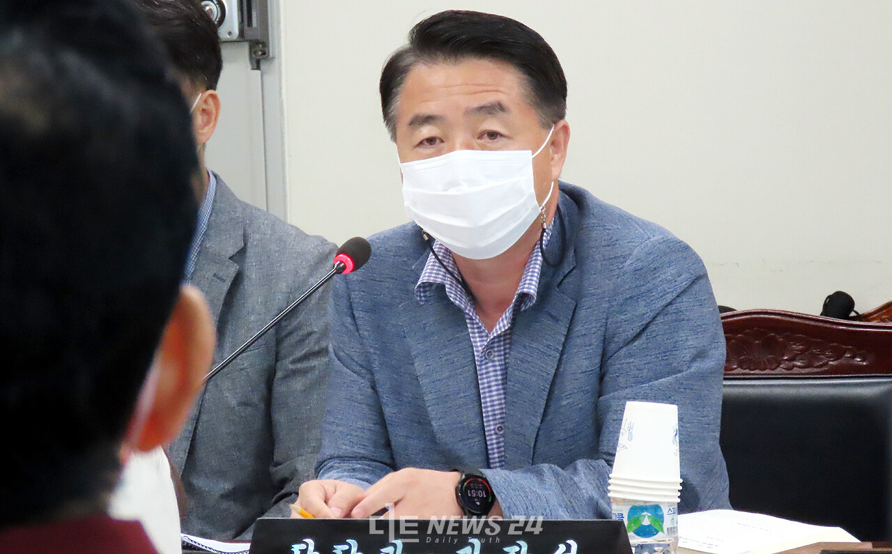 답변하고 있는 김만섭 사회복지과장.