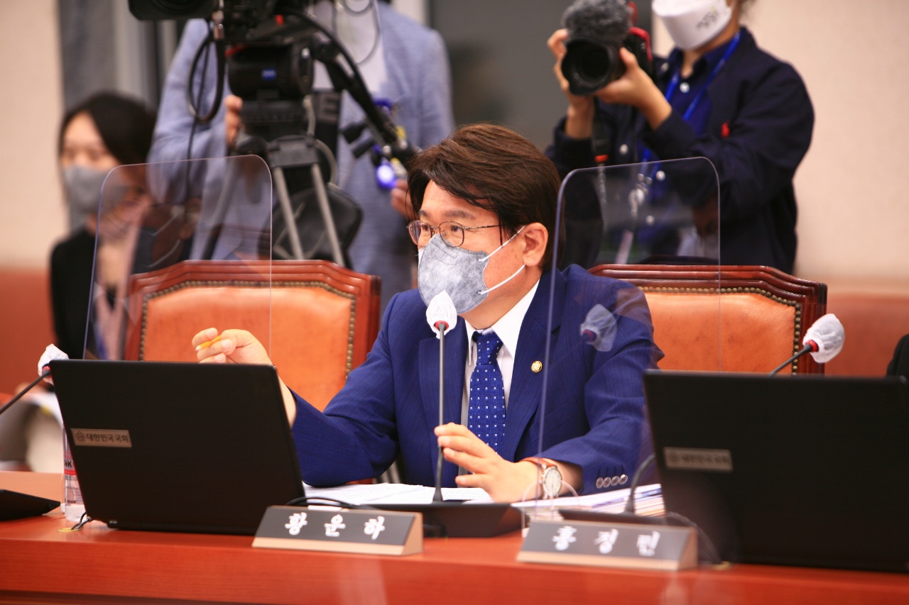 황운하 더불어민주당 국회의원이 19일 차기 대전시당위원장 출마 의지를 내비쳤다. 자료사진.