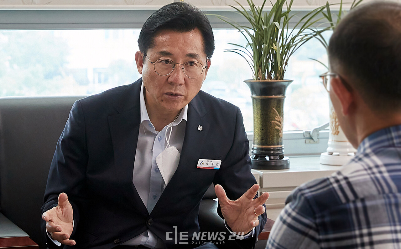 박경귀 아산시장이 본인의 공약인 트라이 포트 아산항 개발과 김태흠 충남지사의 공약인 ‘베이 밸리 메가시티 건설’의 완성도를 높이기 위해 천안 성환~아산항을 잇는 동서횡단 철도 노선을 제시했다. 아산시청 제공.