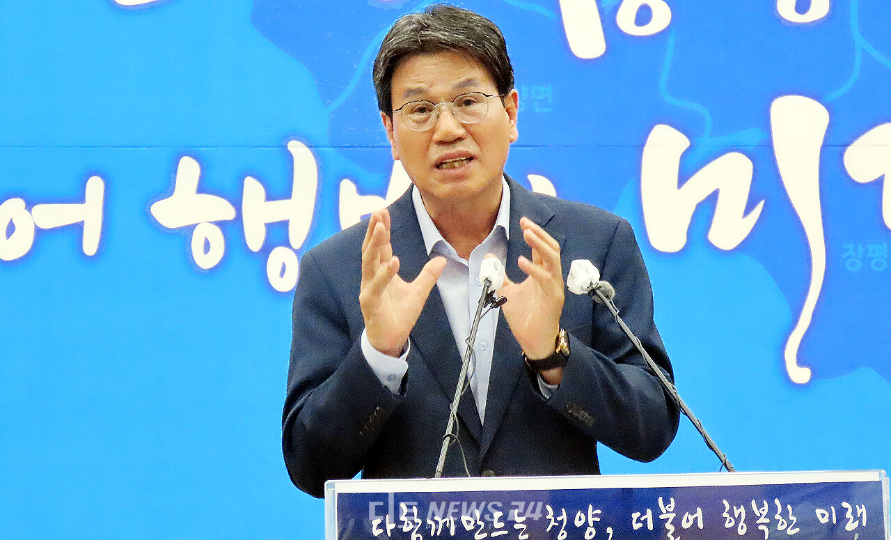 김돈곤 청양군수가 20일 민선 8기 첫 정례 브리핑을 열고 5대 역점 추진전략을 소개하며 최우선 추진전략으로 ‘인구 5만 자족도시 기반 마련’을 선언했다. 안성원 기자.