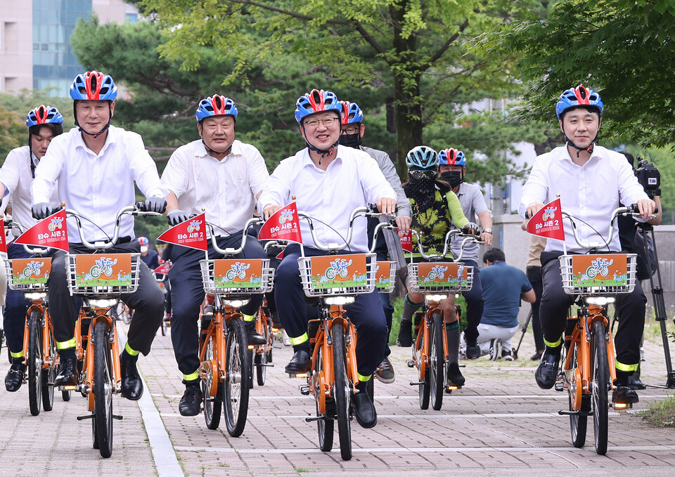 이장우 대전시장(가운데)이 25일 개선된 공영자전거 타슈 시즌2 시승행사에 참석해, 직접 자전거를 이용하고 있다. 대전시 제공. 