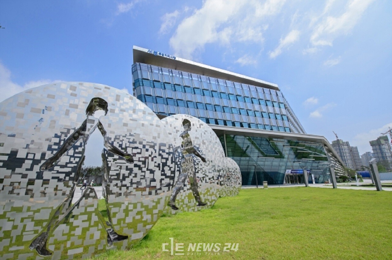 코로나19를 거치며 '정신건강 안전망' 구축이 세종시 지역사회의 또 다른 숙제로 급부상하고 있다. 사진은 세종시청 전경. 자료사진.