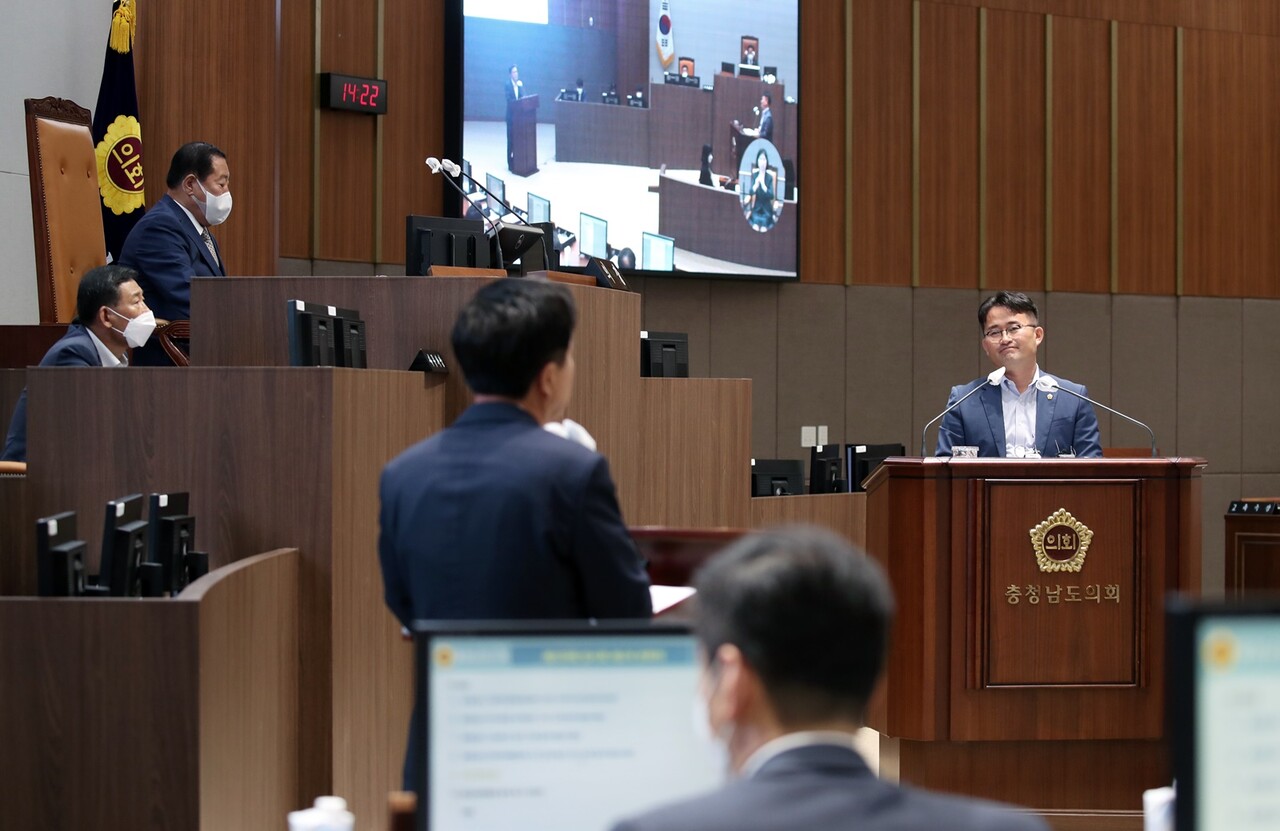 안장헌 충남도의회 의원이 27일 339회 임시회 2차 본회의에서 김태흠 충남지사에 긴급 현안질문을 하고 있다. 도의회 제공. 