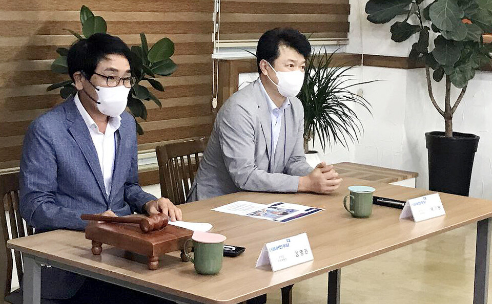 25일 더불어민주당 아산갑지역위원회 대의원대회에서 참석한 복기왕 위원장(오른쪽)과 김영권 전 충남도의원. 아산갑 지역위원회 제공.