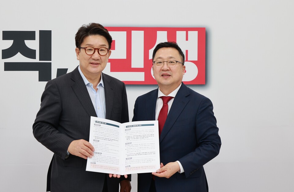 이장우 대전시장(오른쪽)이 권성동 국민의힘 당대표 직무대행을 만나 대전시 현안에 대한 협조를 요청하고 있다. 대전시 제공.