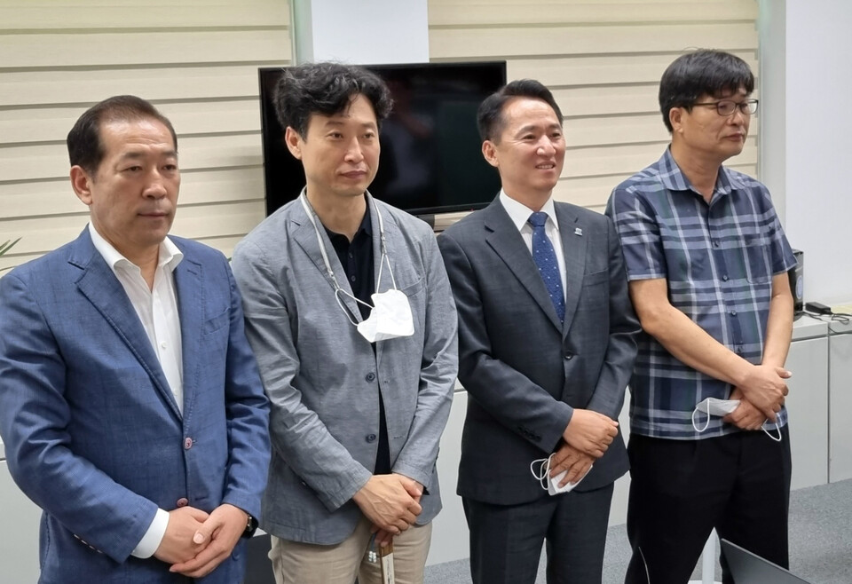 더불어민주당 대전시당 내부 혁신그룹인 만민공동회가 '평당원 시당위원장' 공모에 나선 결과, 권중순 전 대전시의회 의장(왼쪽 세번째)과 허광윤 대전주민자치연구소장(왼쪽 두번째)이 후보로 등록했다. 사진은 27일 오전 대전시의회 기자회견 모습. 김재중 기자. 