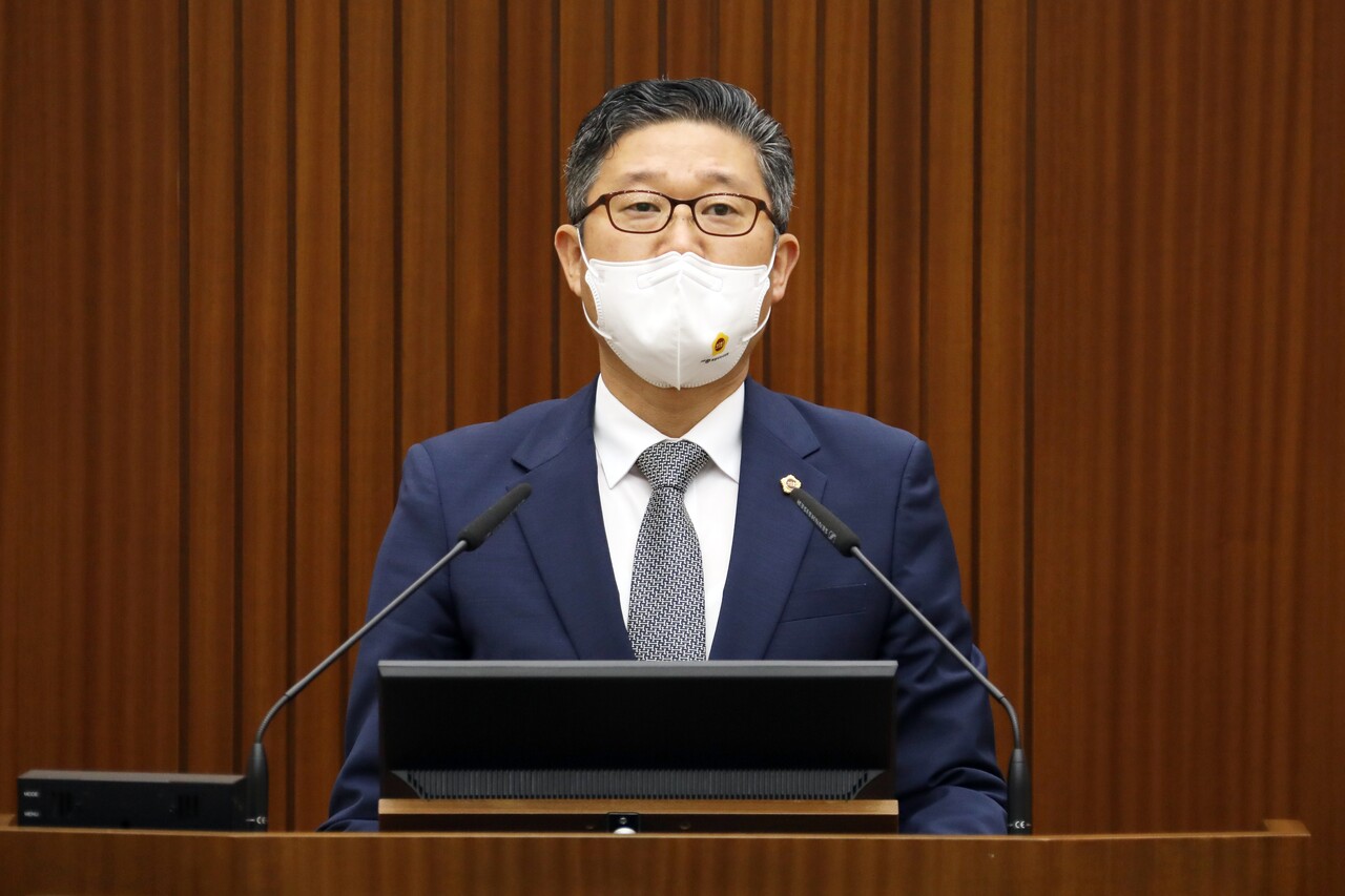 안신일 시의원이 29일 대통령 세종 집무실 2단계 패싱과 관련, 세종시의 소극적 대응을 질타하는 5분 발언에 나서고 있다. 세종시의회 제공.