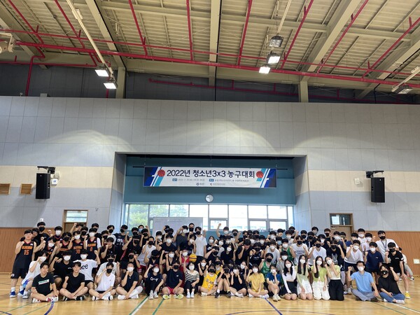 2022년 청소년 3×3 농구대회 개회식 후 참가팀들이 단체사진을 촬영하고 있다.